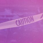 Comment éviter les arnaques amoureuses sur les sites de rencontres ? a pink and purple photo of a caution sign