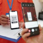 Comment scanner un code QR sur smartphone ? Client scanning QR code for payment
