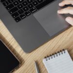 Comment maîtriser le clic droit sur Mac : Quelles techniques magiques pour cliquer comme un pro ? découvrez les astuces et fonctionnalités du clic droit pour optimiser votre expérience informatique. apprenez à accéder aux menus contextuels et à utiliser des outils cachés pour améliorer votre productivité.