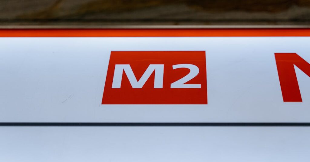 découvrez les différences entre les processeurs m1 et m2 d'apple. analysez leurs performances, leurs caractéristiques techniques et déterminez lequel est le meilleur choix pour vos besoins en matière de technologie.