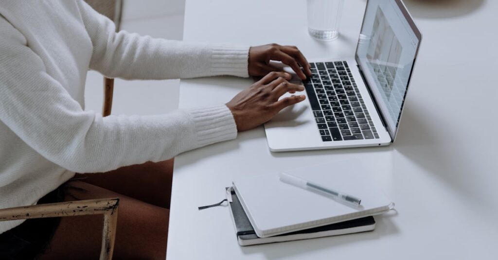 découvrez les causes et solutions au phénomène de bourdonnement du macbook pro. apprenez comment identifier et résoudre ce problème de manière efficace pour profiter pleinement de votre appareil.