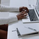 Pourquoi mon MacBook Pro grésille-t-il et comment résoudre ce problème de son ? découvrez les causes et solutions au phénomène de bourdonnement du macbook pro. apprenez comment identifier et résoudre ce problème de manière efficace pour profiter pleinement de votre appareil.