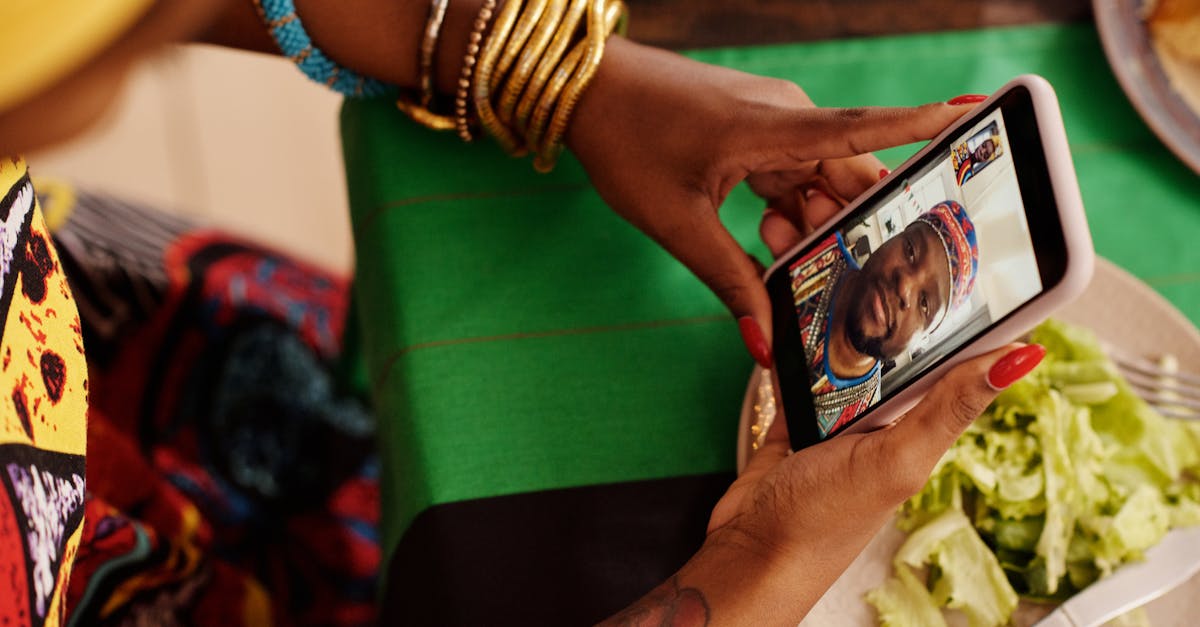 découvrez facetime, l'application de visioconférence d'apple qui vous permet de passer des appels vidéo de haute qualité avec vos amis et votre famille. restez connectés où que vous soyez grâce à des fonctionnalités intuitives et une interface conviviale.