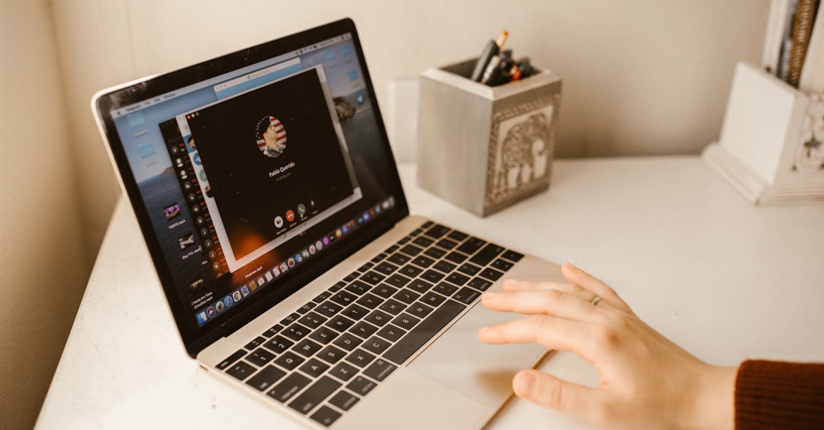 découvrez facetime, l'application de visiophonie d'apple permettant de passer des appels vidéo de haute qualité avec vos amis et votre famille, où que vous soyez. profitez d'une connexion instantanée, d'une interface conviviale et de fonctionnalités innovantes pour rester en contact facilement.