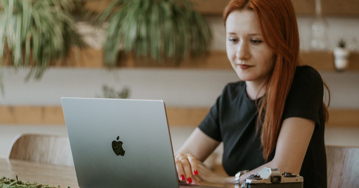 découvrez des solutions efficaces pour résoudre les problèmes de caméra sur votre mac. suivez notre guide étape par étape pour identifier et corriger les dysfonctionnements courants de votre caméra intégrée ou connectée.