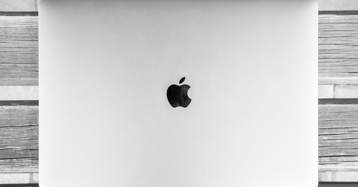 découvrez le macbook, l'ordinateur portable élégant et puissant d'apple, conçu pour allier performance et mobilité. profitez d'une expérience utilisateur fluidifiée grâce à son système macos, une autonomie impressionnante et un design raffiné.