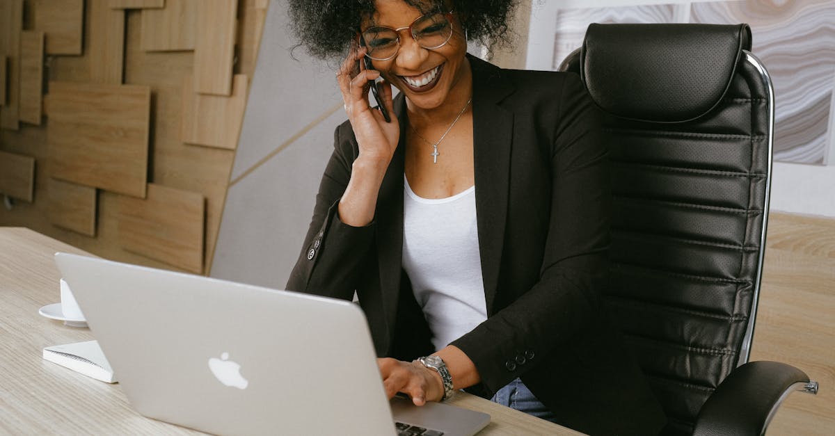 découvrez les causes de la surchauffe de votre macbook et comment y remédier efficacement. apprenez des astuces pratiques pour optimiser le refroidissement de votre appareil et garantir un fonctionnement fluide et durable.