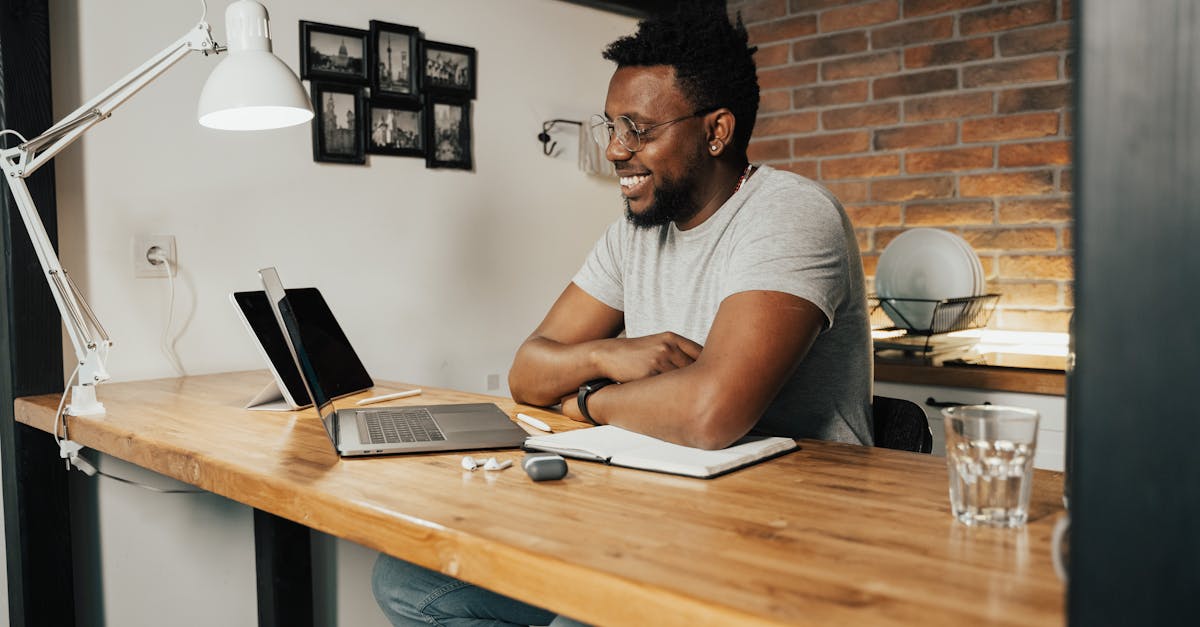 découvrez le macbook pro 2023, alliant performance et élégance, idéal pour les professionnels et créateurs. avec son nouveau processeur puissant, un écran retina éblouissant et une autonomie prolongée, il répond à tous vos besoins, que ce soit pour le travail ou le divertissement.