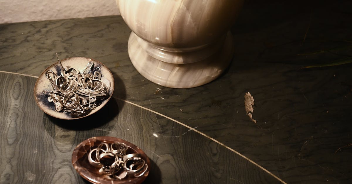 découvrez l'onyx, une pierre précieuse fascinante aux nuances profondes et mystérieuses. explorez ses propriétés, ses usages en joaillerie, et comment elle peut embellir votre intérieur. plongez dans l'univers captivant de l'onyx et laissez-vous séduire par son élégance.