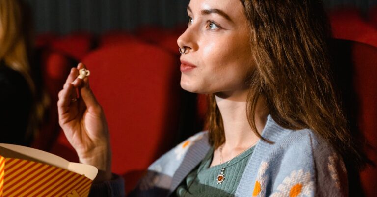 organisez une soirée cinéma inoubliable avec vos amis ou en famille ! découvrez des conseils pour choisir les meilleurs films, des recettes de snacks savoureux et des idées de décoration pour créer une ambiance chaleureuse. plongez dans l'univers du 7ème art et passez un moment convivial autour de la magie du film !