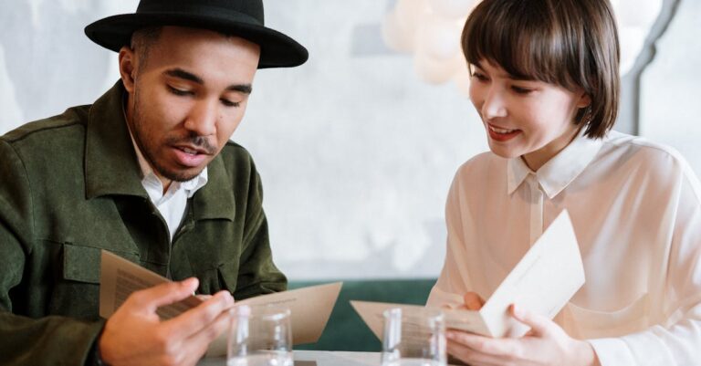 découvrez notre menu bar, un espace convivial où vous pouvez savourer une variété de boissons rafraîchissantes et de délicieuses collations, le tout dans une ambiance chaleureuse et moderne. parfait pour se détendre entre amis ou pour une soirée animée.