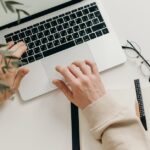 Découverte du Menu Pomme sur MacBook Pro/Air : Emplacement et Rôle Essentiel découvrez l'univers d'apple menu : la plateforme essentielle pour naviguer à travers toutes vos applications et paramètres apple. simplifiez votre expérience utilisateur avec un accès rapide et intuitif à toutes vos fonctionnalités préférées.