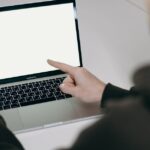 Guide Pratique : Allumer Votre Ordinateur Mac Pas à Pas pour les Débutants découvrez comment optimiser le démarrage de votre mac avec des astuces et des conseils pratiques. améliorez la vitesse de votre système et démarrez votre journée de manière efficace grâce à nos recommandations sur la gestion des éléments au démarrage et les meilleurs réglages.