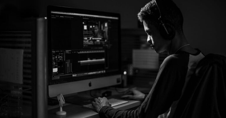 découvrez l'imac, l'ordinateur tout-en-un d'apple alliant design élégant et performances puissantes. idéal pour le travail créatif, le multimédia et bien plus encore, l'imac offre une expérience utilisateur inégalée grâce à son écran retina et à son système macos. transformez votre espace de travail avec ce véritable bijou technologique.