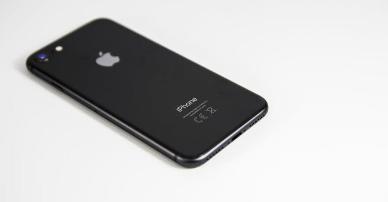 découvrez l'iphone, le smartphone emblématique d'apple, alliant design haut de gamme, performance exceptionnelle et fonctionnalités innovantes. explorez ses dernières caractéristiques, son appareil photo de qualité supérieure et son écosystème complet pour une expérience mobile inégalée.