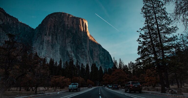 découvrez el capitan, l'emblématique paroi rocheuse du parc national de yosemite, célèbre pour ses falaises majestueuses et ses défis d'escalade. explorez son histoire, sa géologie fascinante et les aventures des alpinistes qui s'y attaquent.