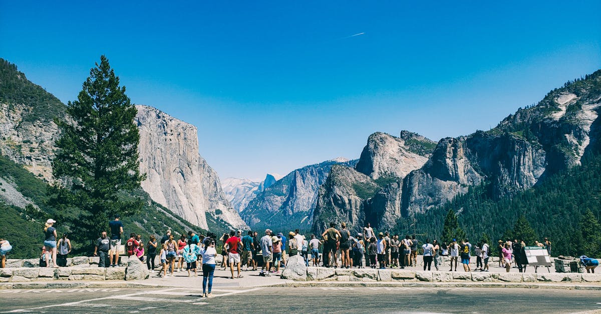 découvrez el capitan, la majestueuse formation rocheuse du parc national de yosemite, célèbre pour ses falaises abruptes et ses paysages époustouflants. idéal pour les grimpeurs et les amateurs de randonnée, plongez dans l'aventure de ce site emblématique.