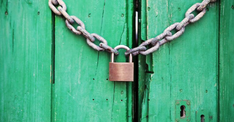 découvrez le démarrage sécurisé (secure boot), une fonctionnalité essentielle qui protège votre ordinateur contre les logiciels malveillants en s'assurant que le système d'exploitation devient uniquement à partir de sources fiables. apprenez comment il fonctionne et pourquoi il est crucial pour la sécurité de vos appareils.