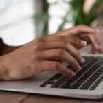 Comment déterminer l'année de votre MacBook Pro grâce à son numéro de série ? découvrez comment trouver et utiliser le numéro de série de votre macbook pro pour bénéficier d'une assistance technique, d'une garantie et d'une identification rapide de votre appareil. guide complet incluant des conseils pratiques!