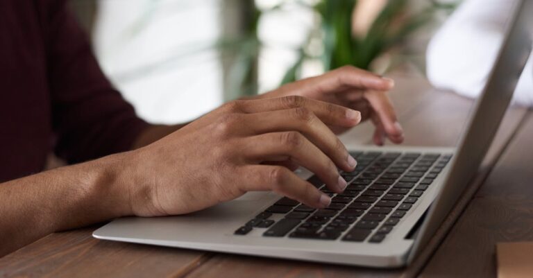 découvrez comment trouver et utiliser le numéro de série de votre macbook pro pour bénéficier d'une assistance technique, d'une garantie et d'une identification rapide de votre appareil. guide complet incluant des conseils pratiques!