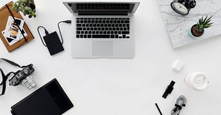 découvrez la compatibilité des disques durs externes avec divers appareils et systèmes pour optimiser le stockage de vos données. trouvez le disque dur idéal qui répond à vos besoins de connectivité et de performance.