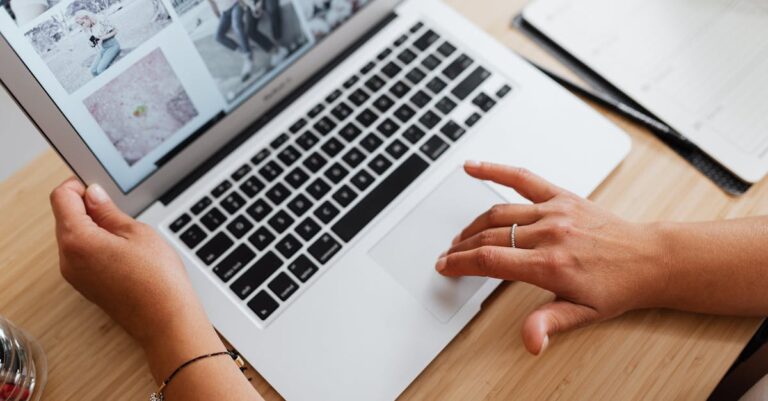 découvrez macos 15 sequoia, la dernière mise à jour d'apple, qui apporte de nouvelles fonctionnalités, des améliorations de performance et une interface utilisateur raffinée, optimisant votre expérience mac tout en intégrant des outils innovants pour la créativité et la productivité.