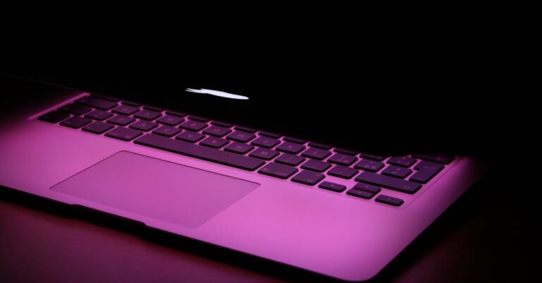découvrez le phénomène du 'pink screen', une tendance visuelle captivante qui mêle art et technologie, explorant les esthétiques stylisées et les effets coloriels aux nuances de rose. plongez dans un univers où la créativité et l'innovation se rencontrent.