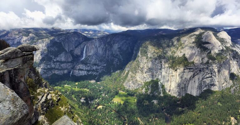 découvrez le parc national de yosemite, un joyau naturel en californie, célèbre pour ses paysages à couper le souffle, ses falaises majestueuses, ses chutes d'eau impressionnantes et sa biodiversité exceptionnelle. parfait pour les amoureux de la nature et les aventuriers en quête de sensations fortes.