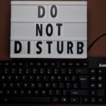 découvrez notre guide sur l'importance de signifier le besoin d'intimité avec 'ne pas déranger'. apprenez à établir des limites saines dans votre vie personnelle et professionnelle tout en préservant votre espace et votre tranquillité.