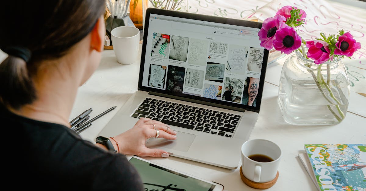 découvrez comment résoudre les problèmes de 'beeping' de votre macbook. apprenez à identifier les causes des bips et à trouver des solutions pour remettre votre ordinateur en parfait état de fonctionnement.