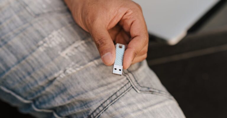 découvrez des solutions pratiques pour résoudre le problème 'usb non reconnu'. apprenez à identifier les causes possibles et à réparer rapidement vos périphériques usb afin de retrouver une connexion optimale. ne laissez plus un port usb défaillant perturber votre travail !