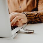 découvrez les différences majeures entre l'usb type-c et le thunderbolt. explorez les avantages, les vitesses de transfert et les utilisations de ces deux technologies indispensables pour optimiser vos connexions et vos périphériques.