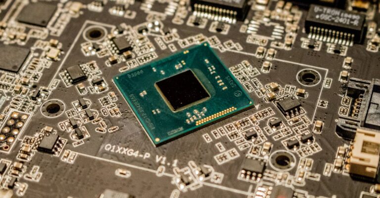 découvrez tout ce qu'il faut savoir sur les cpu : définition, fonctionnement, types et performances. optimisez votre expérience informatique avec notre guide complet sur les processeurs.