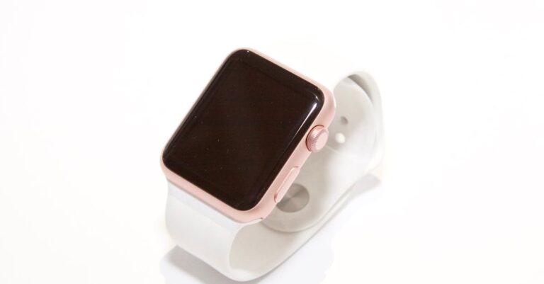 découvrez l'apple watch, votre compagnon idéal pour une vie saine et connectée. suivez votre activité, mesurez votre fréquence cardiaque, et restez joignable facilement grâce à ses nombreuses fonctionnalités innovantes.