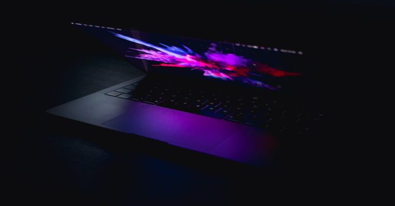 découvrez le phénomène du 'black screen', ses causes possibles et comment le résoudre. informez-vous sur les solutions pratiques pour restaurer l'affichage de votre appareil et éviter de futures pannes.