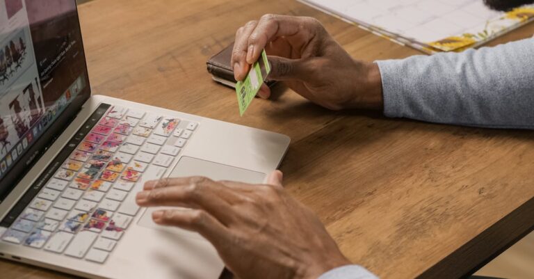 découvrez tout ce qu'il faut savoir sur les cartes de crédit : fonctionnement, avantages, inconvénients et conseils pour bien les utiliser. prenez des décisions éclairées pour gérer vos finances.