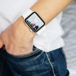 12 fonctions de l’Apple Watch pas encore égalées sous Android Wear Female hand with modern smart Apple Watch