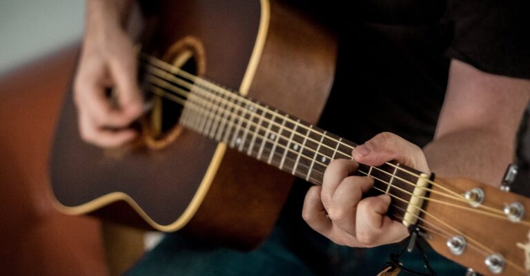 découvrez l'univers de la guitare : conseils, techniques, et astuces pour débutants et musiciens expérimentés. explorez des vidéos, des tutoriels et des ressources pour maîtriser cet instrument passionnant.