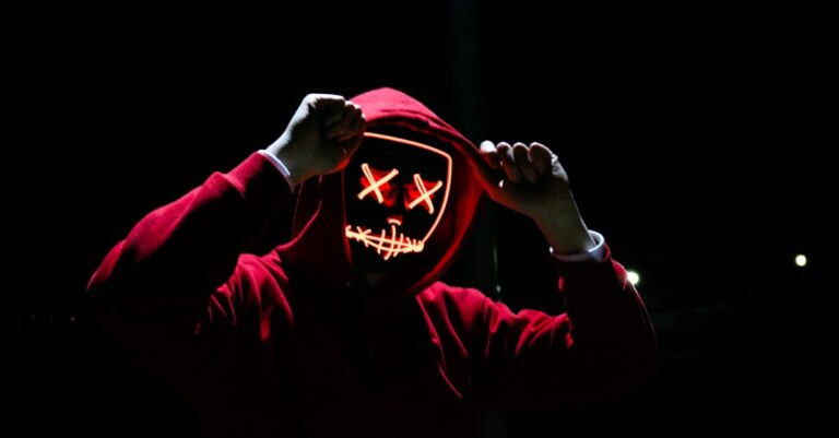 découvrez l'univers fascinant d'halloween ! explorez des idées de costumes originaux, des recettes de friandises effrayantes et des activités amusantes pour célébrer cette fête emblématique. préparez-vous à frissonner avec des histoires de monstres et des traditions obscures !