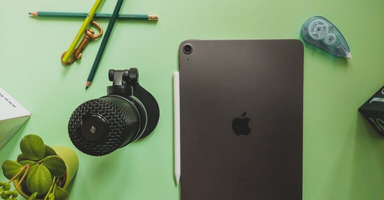 découvrez l'ipad air, une tablette ultramince et performante, idéale pour le travail et le divertissement. profitez d'un écran retina lumineux, d'une autonomie impressionnante et de la puissance d'apple m1 pour une expérience fluide, où que vous soyez.