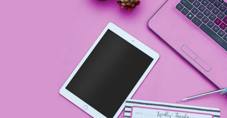 découvrez l'ipad mini, la tablette compacte et puissante d'apple. profitez d'un écran retina éblouissant, de performances impressionnantes et d'une portabilité inégalée pour vos divertissements et votre productivité. parfait pour la lecture, le jeu et le travail, ce dispositif vous accompagnera partout.