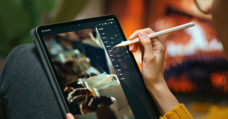 découvrez l'ipad mini, la tablette compacte et puissante d'apple, idéale pour une utilisation quotidienne. avec son design léger, son écran retina vibrant et des performances exceptionnelles, l'ipad mini est parfait pour naviguer sur le web, regarder des films ou créer du contenu, où que vous soyez.