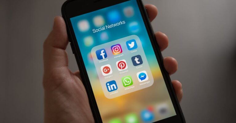 découvrez l'iphone, le smartphone emblématique d'apple alliant design élégant, performances puissantes et une interface intuitive. explorez ses fonctionnalités avancées, sa caméra de qualité professionnelle et son écosystème d'applications variées pour une expérience utilisateur inégalée.
