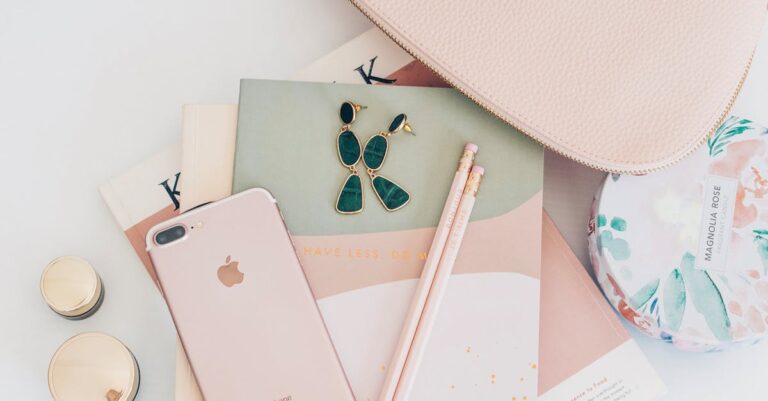 découvrez l'iphone, le smartphone emblématique d'apple alliant design élégant, performances exceptionnelles et fonctionnalités innovantes. restez connecté avec un appareil qui redéfinit l'expérience mobile.