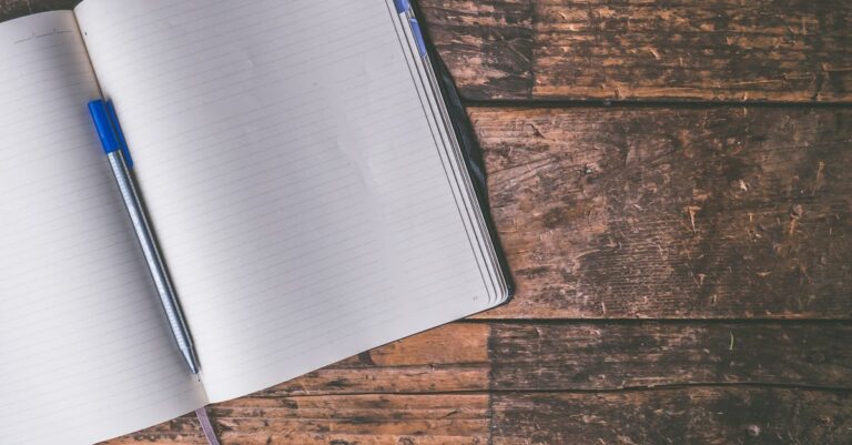 découvrez l'art du journaling, une pratique enrichissante qui vous permet d'exprimer vos pensées, de clarifier vos émotions et de suivre votre évolution personnelle. apprenez comment le journaling peut transformer votre quotidien en un espace de réflexion et de créativité.