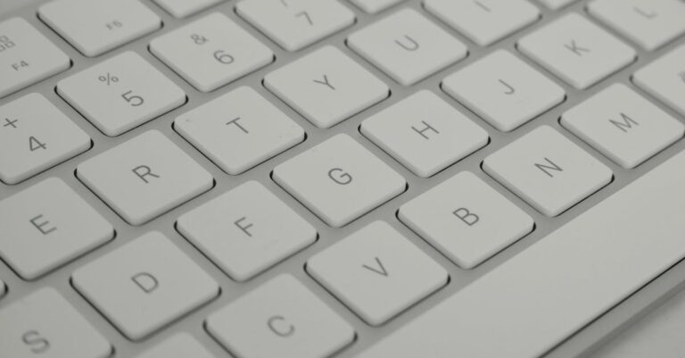 découvrez notre sélection de claviers de haute qualité adaptés à tous vos besoins, que ce soit pour le jeu, le travail ou la création. améliorez votre expérience de frappe avec des options ergonomiques et rétroéclairées.