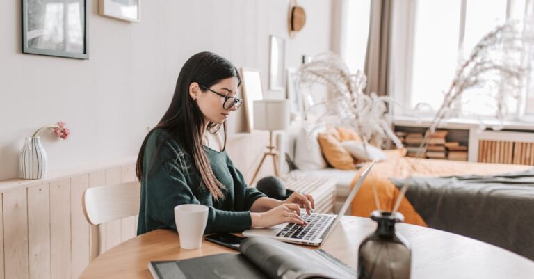 découvrez le macbook, l'ordinateur portable emblématique d'apple alliant design élégant, performances puissantes et autonomie exceptionnelle. idéal pour les professionnels et les créatifs, il offre une expérience utilisateur fluide avec macos et une multitude d'applications. explorez le futur de la technologie avec le macbook.