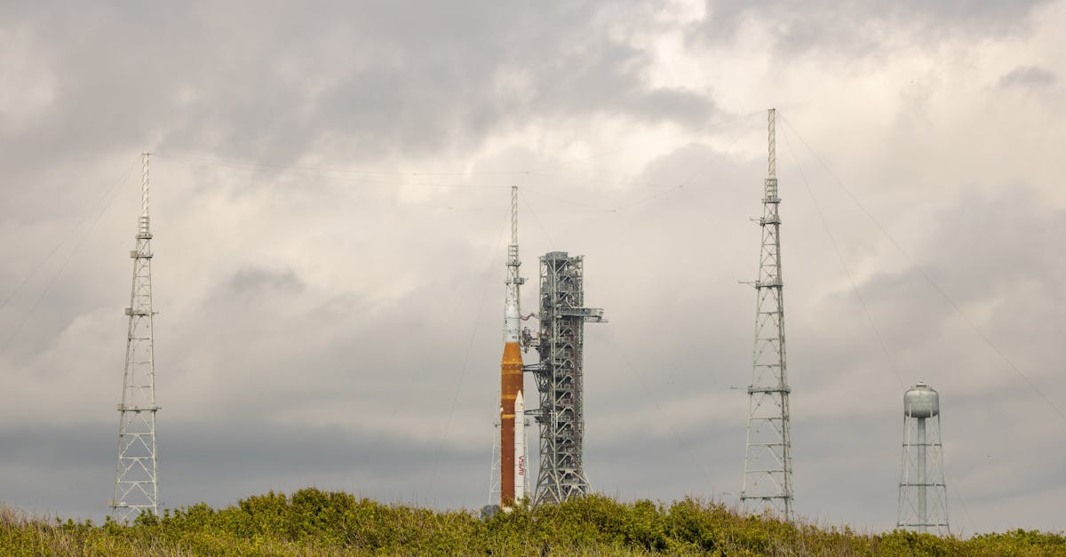 découvrez l'univers fascinant de la mission control, le centre névralgique des opérations spatiales, où les experts surveillent et gèrent chaque étape des missions aérospatiales pour garantir leur succès et la sécurité des astronautes.