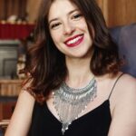 Tout savoir sur le Format de Texte Enrichi (RTF stylish happy woman sitting at rich restaurant, smiling, space for text