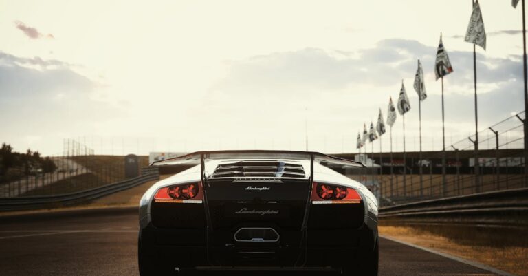 découvrez l'univers palpitant de turbo racing, où la vitesse et l'adrénaline se rencontrent. participez à des courses effrénées, améliorez vos compétences de pilotage et sélectionnez vos voitures de rêve. préparez-vous à vivre des sensations fortes sur des circuits spectaculaires !